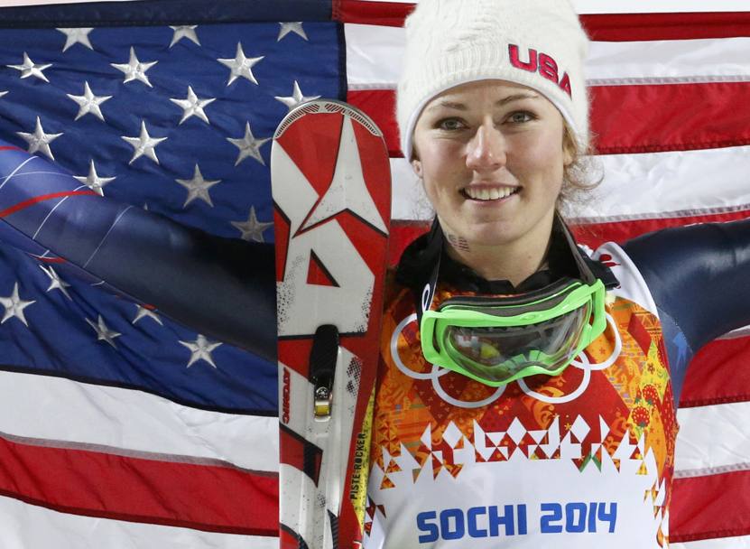 Bandiera americana. Mikaela Shiffrin durante la cerimonia di premiazione dello slalom femminile. La medaglia d’oro è sua! (Reuters)